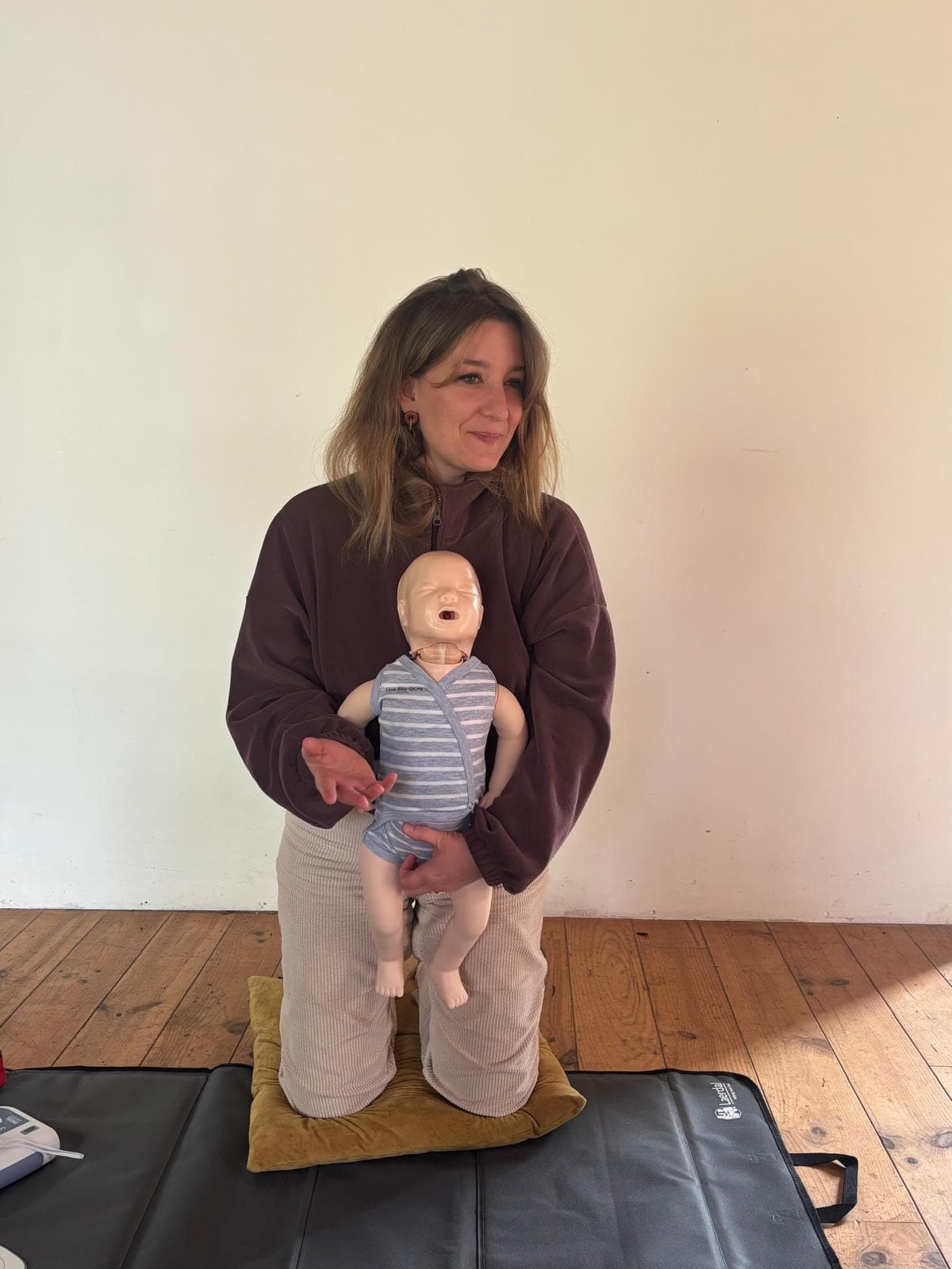 Charlotte présentant les gestes de premiers secours sur mannequin nourrisson