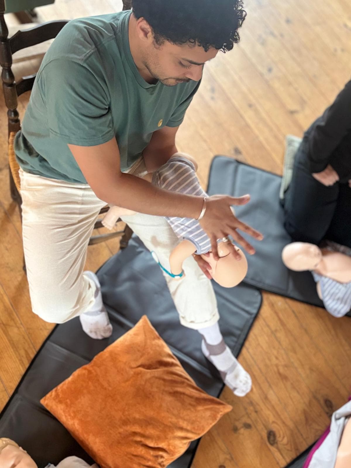 Compressions thoraciques sur mannequin nourrisson